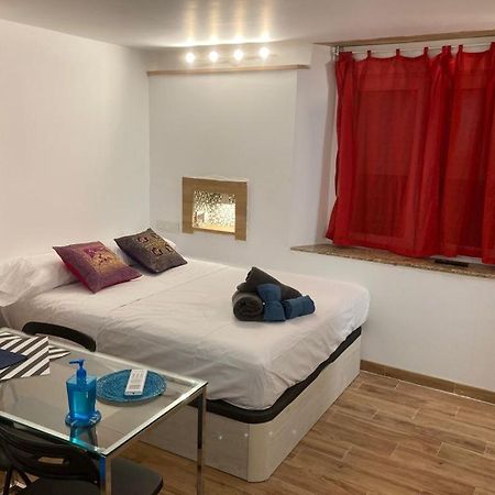 Malaguena Salerosa "Apartamento - Estudio Con Terraza" En Casa Tipica De 1 A 4 Dormitorios Málaga Eksteriør billede